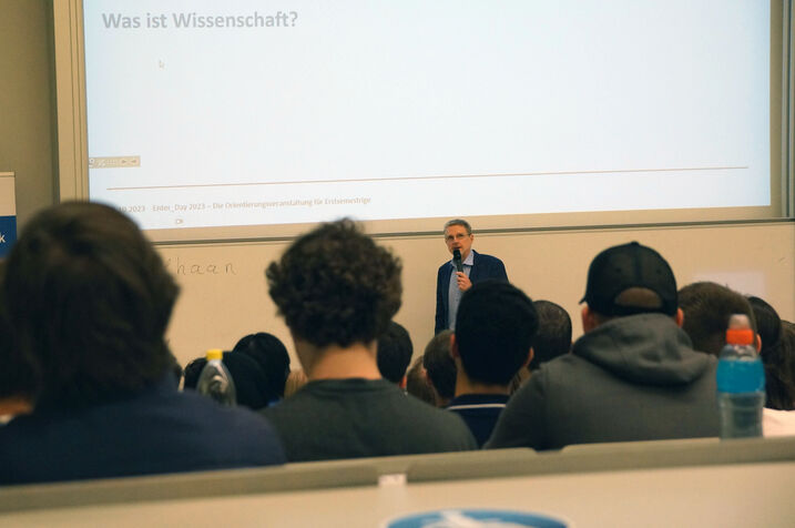 Dekan Wilfried Gansterer begrüße die Studierenden und stellte einige Zahlen und Fakten zur Unsiversität Wien und zur Fakultät für Informatik vor.
