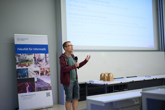 Christian Böhm präsentiert Infos zur Lehre.