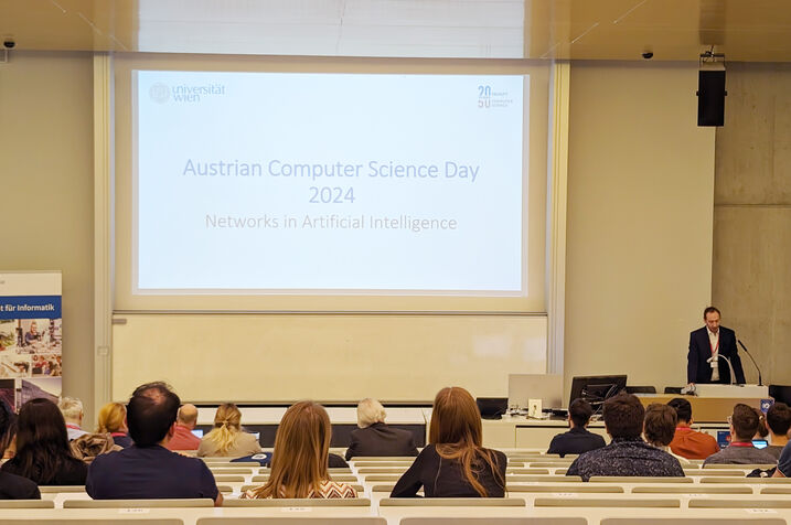 ACSD attendees and Nils Kriege in the lecture hall.