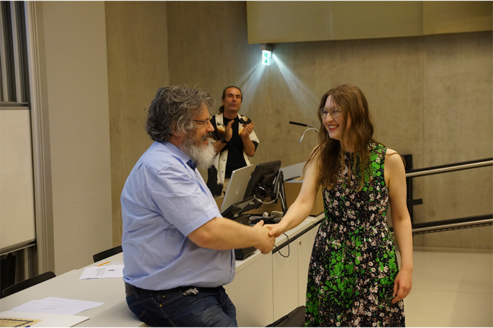 Vizestudienprogrammleiter Reichl schüttelt die Hand von Lena Zellinger. Im Hintergrund steht Studienprogrammleiter Polaschek.